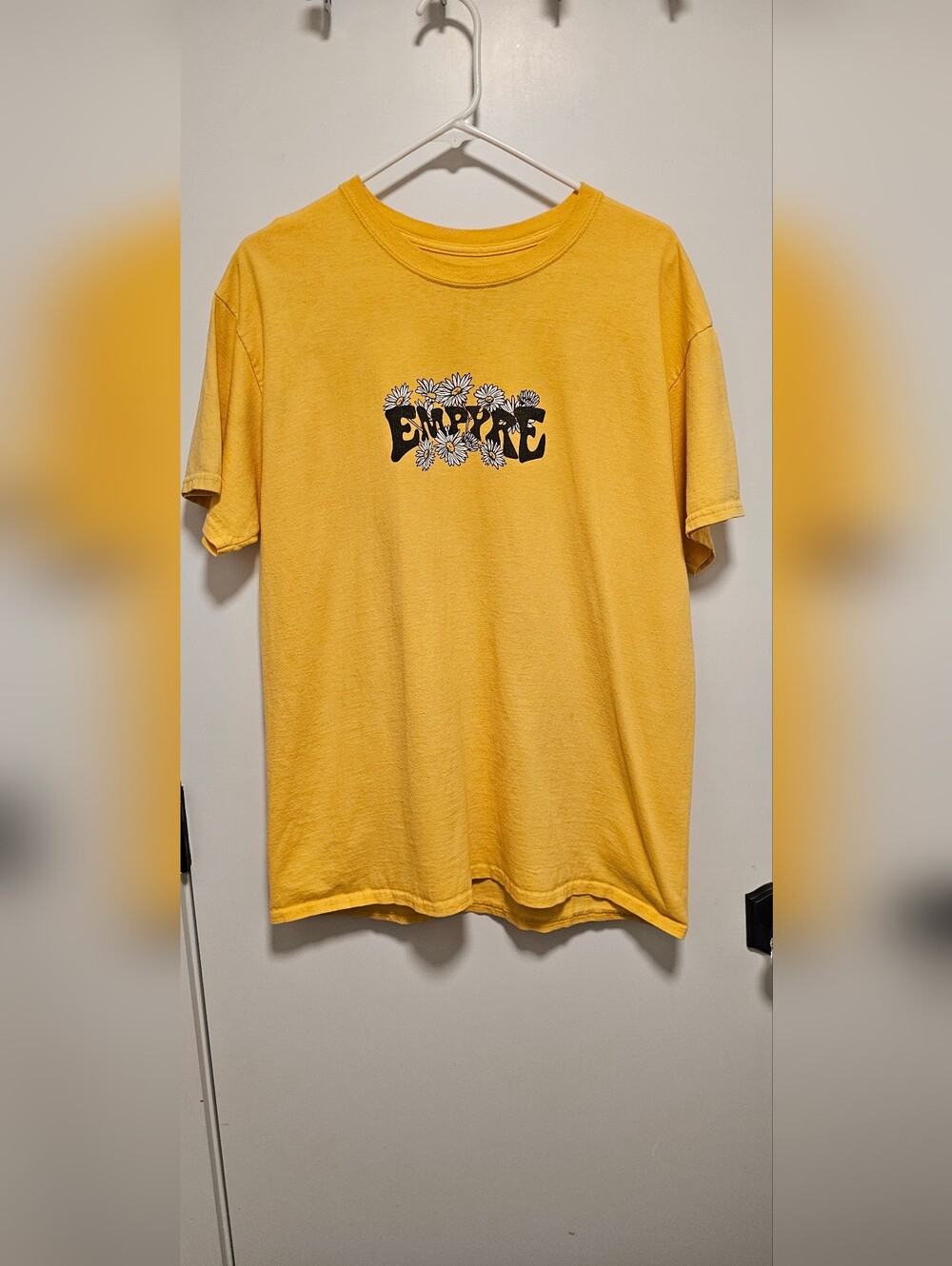 Empyre Size L Daisies Logo Yellow Short Sleeve Tee